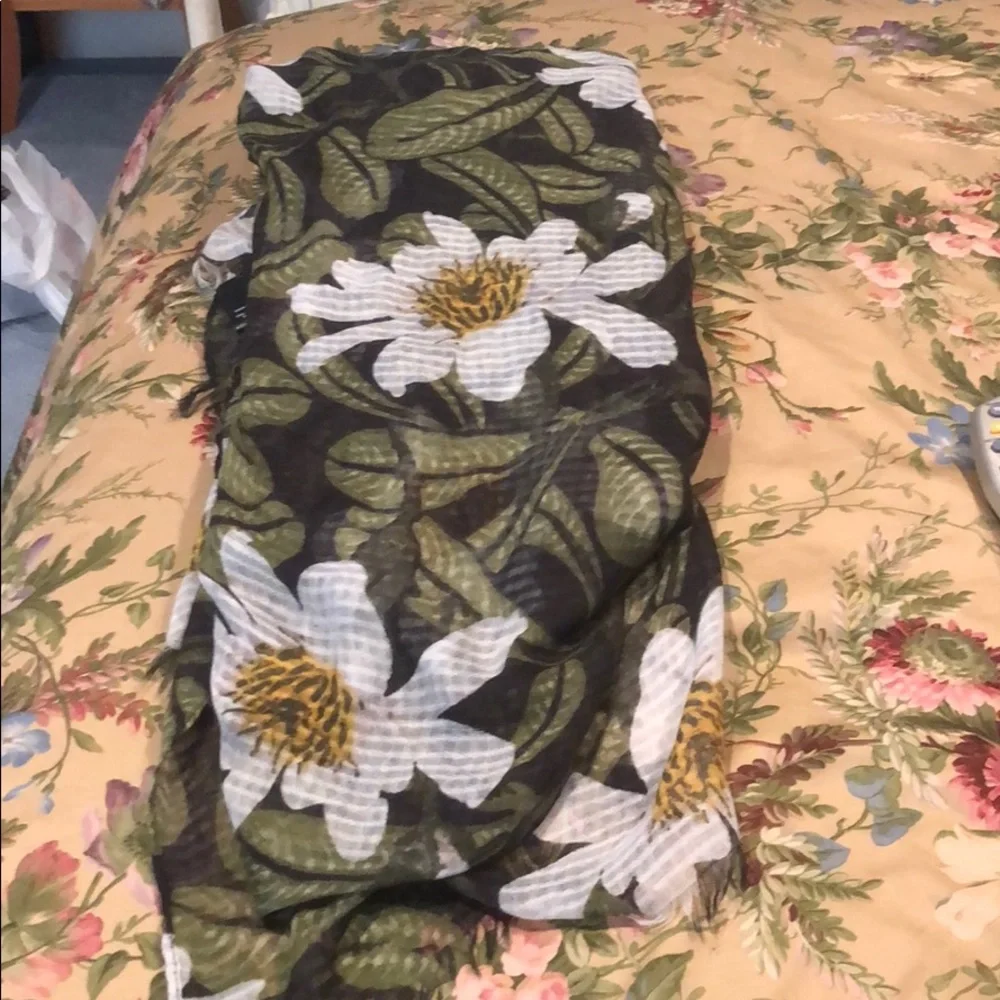 Sunflower green white and yellow Scarf NWOT Beautiful very soft Host Pick